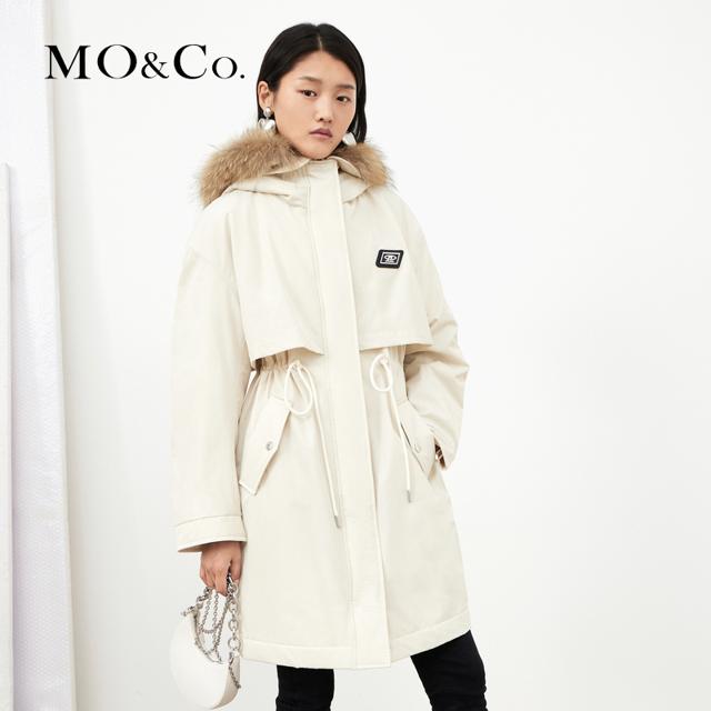 MO&Co. 摩安珂 MOCO冬新品撞色胶章貉子毛领连帽抽绳收腰外套